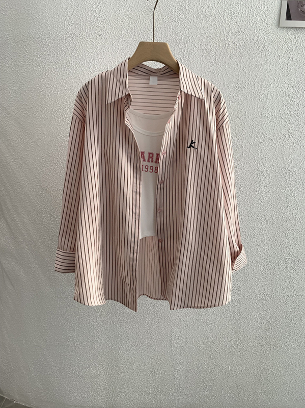 Dvojdielna súprava: košeľa a vesta s vyšívanými písmenami a pruhmi, golier s reverom, dlhé rukávy, voľný strih