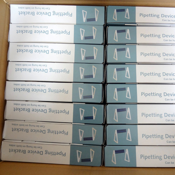 Pipetový držiak v tvare oblúka – kompatibilný s pipetami Dalong, Eppendorf a Baiduo (Typ A, plastový; model Tripod)