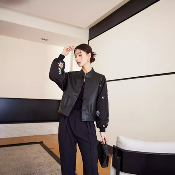 Dámska kožená bunda z umelej kože - umelá koža PU, stojatý golier, jednosranné zapínanie, vyšívací detail, dlhé rukávy