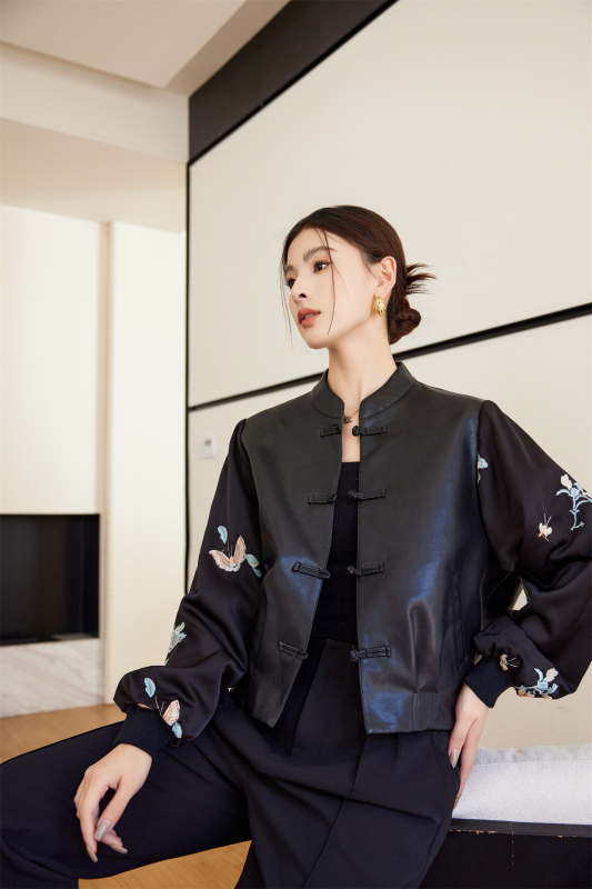 Dámska kožená bunda z umelej kože - umelá koža PU, stojatý golier, jednosranné zapínanie, vyšívací detail, dlhé rukávy