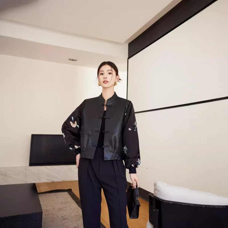 Dámska kožená bunda z umelej kože - umelá koža PU, stojatý golier, jednosranné zapínanie, vyšívací detail, dlhé rukávy