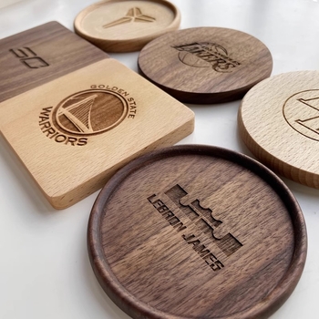 Drevený podtácek s gravírovaním loga, kruhový, moderný minimalistický štýl, biologicky rozložiteľný