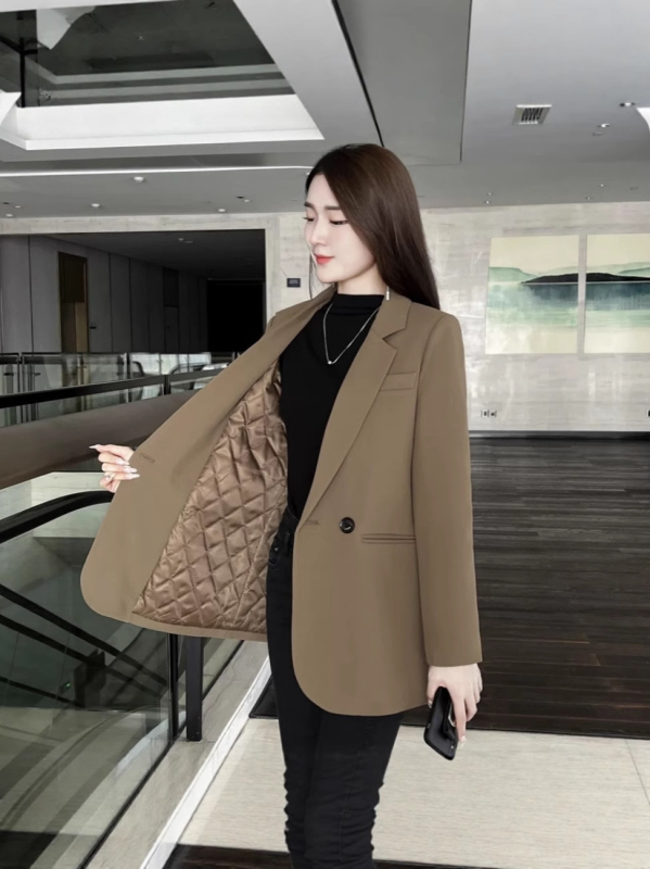 Dámsky kancelársky blejzer, polyester, jednobarevný vzor, zapínanie na jeden rad gombíkov, kostýmový golier, anti-žehlenie