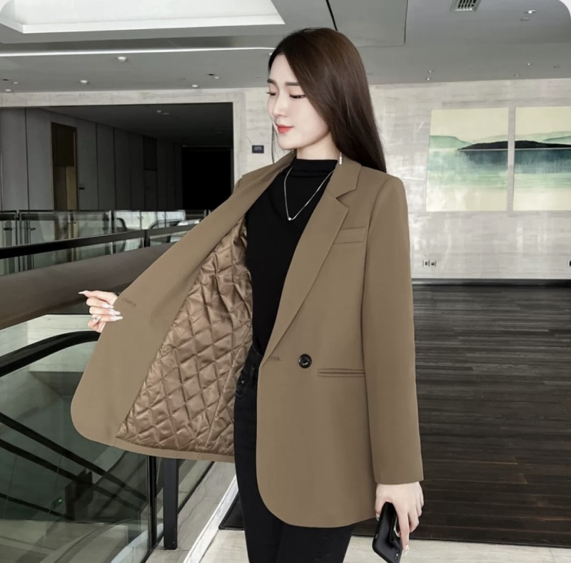 Dámsky kancelársky blejzer, polyester, jednobarevný vzor, zapínanie na jeden rad gombíkov, kostýmový golier, anti-žehlenie