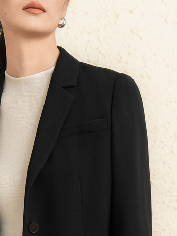 Dámske sako pre kostým — jednopoplatok zapínanie na jedno gombík, klopa typu oblek, dlhé rukávy, stredná dĺžka, tkanina z triacetátového vlákna a polymesteru (70–80% triacetátu, ≤30% polyesteru)