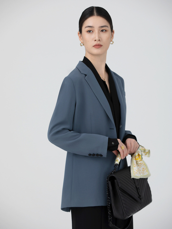 Dámske sako pre kostým — jednopoplatok zapínanie na jedno gombík, klopa typu oblek, dlhé rukávy, stredná dĺžka, tkanina z triacetátového vlákna a polymesteru (70–80% triacetátu, ≤30% polyesteru)