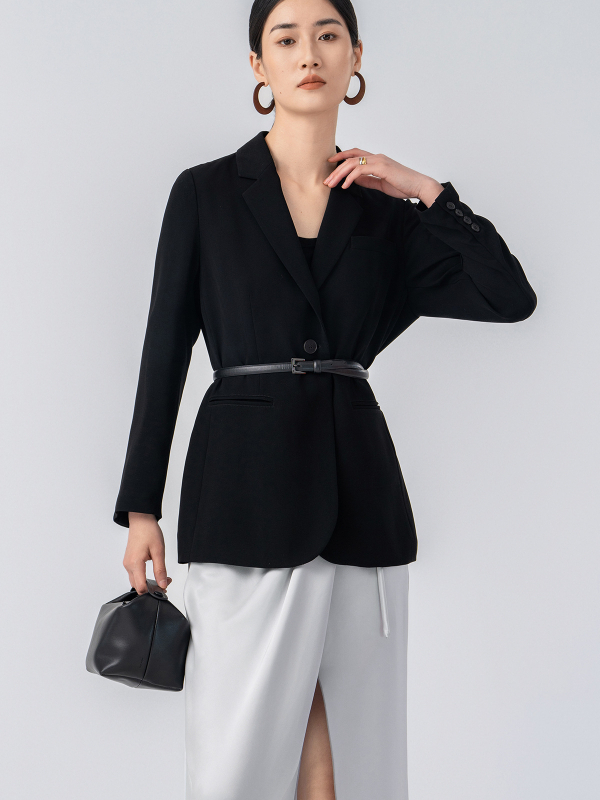 Dámske sako pre kostým — jednopoplatok zapínanie na jedno gombík, klopa typu oblek, dlhé rukávy, stredná dĺžka, tkanina z triacetátového vlákna a polymesteru (70–80% triacetátu, ≤30% polyesteru)