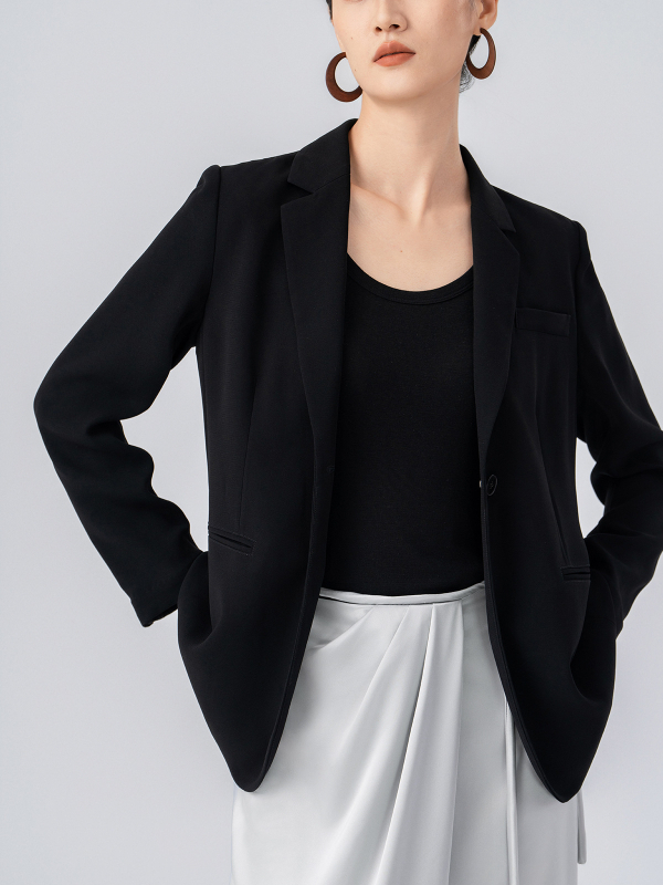 Dámske sako pre kostým — jednopoplatok zapínanie na jedno gombík, klopa typu oblek, dlhé rukávy, stredná dĺžka, tkanina z triacetátového vlákna a polymesteru (70–80% triacetátu, ≤30% polyesteru)