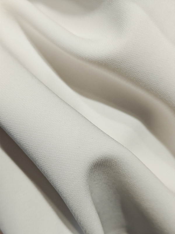 Dámske sako pre kostým — jednopoplatok zapínanie na jedno gombík, klopa typu oblek, dlhé rukávy, stredná dĺžka, tkanina z triacetátového vlákna a polymesteru (70–80% triacetátu, ≤30% polyesteru)