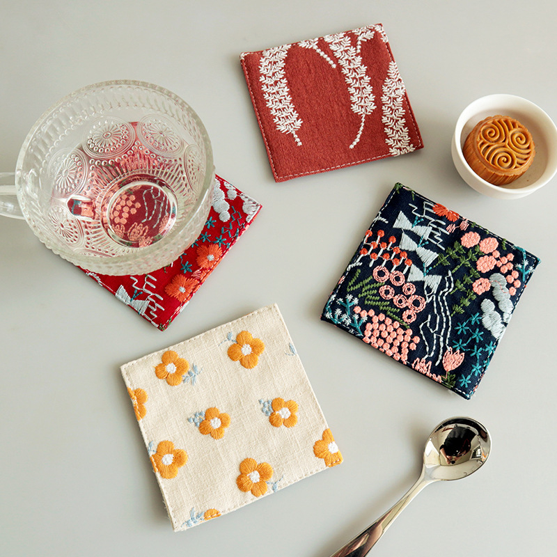 Podšálka z bavlny a ľanu, s kvetovanou výšivkou, štvorcový tvar, hrubý izolačný materiál, vidiecky štýl