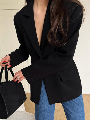 Dámsky oblek — štíhly strih, sako s jedným gombom, golier typu oblek, stredná dĺžka 65–80 cm, polyesterová zmes s patchwork detailmi