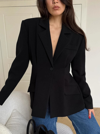 Dámsky oblek — štíhly strih, sako s jedným gombom, golier typu oblek, stredná dĺžka 65–80 cm, polyesterová zmes s patchwork detailmi