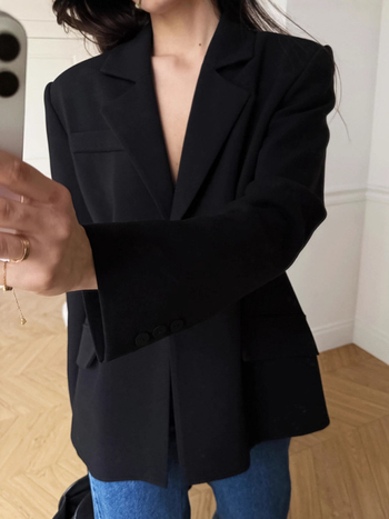 Dámsky oblek — štíhly strih, sako s jedným gombom, golier typu oblek, stredná dĺžka 65–80 cm, polyesterová zmes s patchwork detailmi