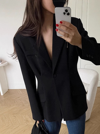 Dámsky oblek — štíhly strih, sako s jedným gombom, golier typu oblek, stredná dĺžka 65–80 cm, polyesterová zmes s patchwork detailmi