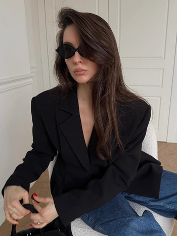 Dámsky oblek — štíhly strih, sako s jedným gombom, golier typu oblek, stredná dĺžka 65–80 cm, polyesterová zmes s patchwork detailmi