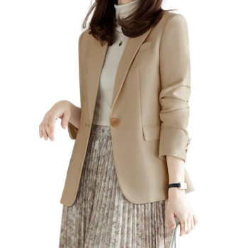 Dámske sako na kostým, polyester, voľný strih, dĺžka 50–65 cm, golier na sako, dlhé rukávy, zapínanie na jeden gombík, jar 2025