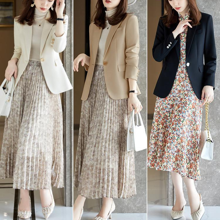 Dámske sako na kostým, polyester, voľný strih, dĺžka 50–65 cm, golier na sako, dlhé rukávy, zapínanie na jeden gombík, jar 2025