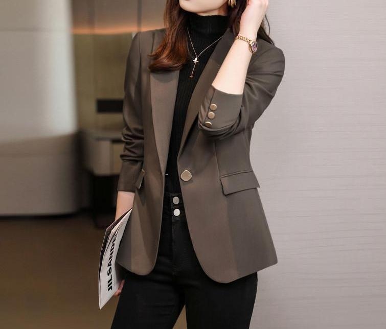 Dámske sako na kostým, polyester, voľný strih, dĺžka 50–65 cm, golier na sako, dlhé rukávy, zapínanie na jeden gombík, jar 2025