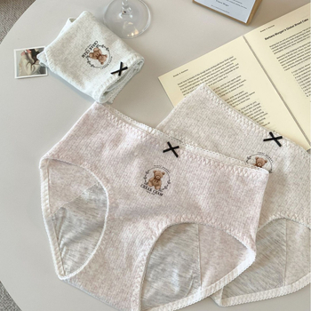 Ženske gaćice od pamuka sa srednjim strukom, prozračna pletena tkanina, 60-nitna tkanina, udio pamuka 90–95%, podstava prepona 100% pamuk