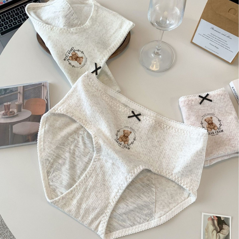 Ženske gaćice od pamuka sa srednjim strukom, prozračna pletena tkanina, 60-nitna tkanina, udio pamuka 90–95%, podstava prepona 100% pamuk