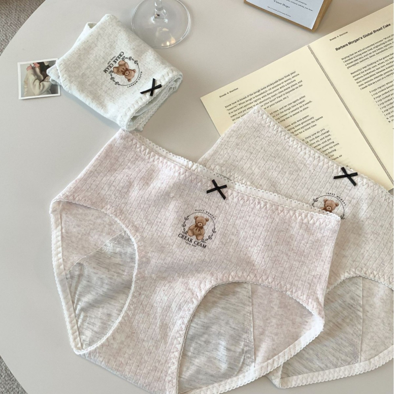 Ženske gaćice od pamuka sa srednjim strukom, prozračna pletena tkanina, 60-nitna tkanina, udio pamuka 90–95%, podstava prepona 100% pamuk