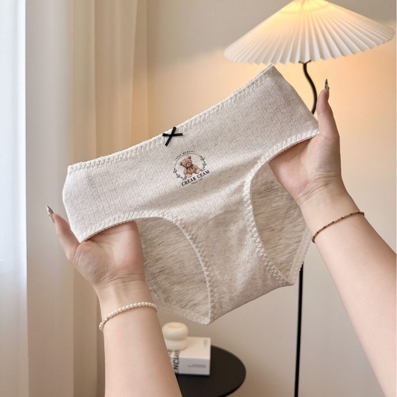 Ženske gaćice od pamuka sa srednjim strukom, prozračna pletena tkanina, 60-nitna tkanina, udio pamuka 90–95%, podstava prepona 100% pamuk