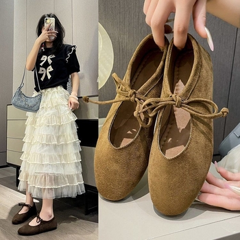 Dámske ploché topánky s pruhovaným vzorom, PU vrchná časť, nízky kitten heel, bavlnená stielka, gumová podrážka