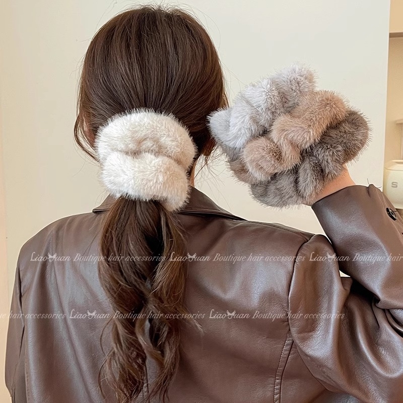 Čelenka do vlasov z umelej norkovej kožušiny, ručne vyrobená, značka Aisi, kórejský štýl (Materiál: umelej norkovej kožušiny; Spracovanie: ručné; Značka: Aisi; Štýl: kórejský; Sezóna: jar 2025)