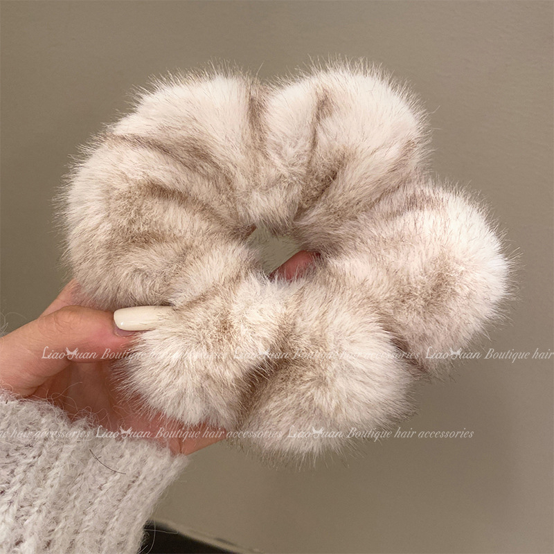 Čelenka do vlasov z umelej norkovej kožušiny, ručne vyrobená, značka Aisi, kórejský štýl (Materiál: umelej norkovej kožušiny; Spracovanie: ručné; Značka: Aisi; Štýl: kórejský; Sezóna: jar 2025)