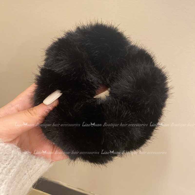 Čelenka do vlasov z umelej norkovej kožušiny, ručne vyrobená, značka Aisi, kórejský štýl (Materiál: umelej norkovej kožušiny; Spracovanie: ručné; Značka: Aisi; Štýl: kórejský; Sezóna: jar 2025)