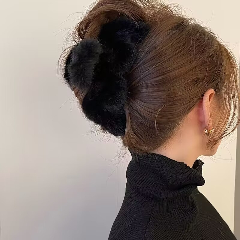 Čelenka do vlasov z umelej norkovej kožušiny, ručne vyrobená, značka Aisi, kórejský štýl (Materiál: umelej norkovej kožušiny; Spracovanie: ručné; Značka: Aisi; Štýl: kórejský; Sezóna: jar 2025)