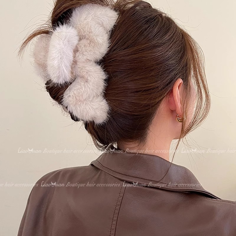 Čelenka do vlasov z umelej norkovej kožušiny, ručne vyrobená, značka Aisi, kórejský štýl (Materiál: umelej norkovej kožušiny; Spracovanie: ručné; Značka: Aisi; Štýl: kórejský; Sezóna: jar 2025)