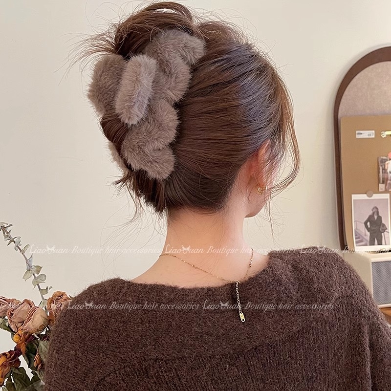 Čelenka do vlasov z umelej norkovej kožušiny, ručne vyrobená, značka Aisi, kórejský štýl (Materiál: umelej norkovej kožušiny; Spracovanie: ručné; Značka: Aisi; Štýl: kórejský; Sezóna: jar 2025)