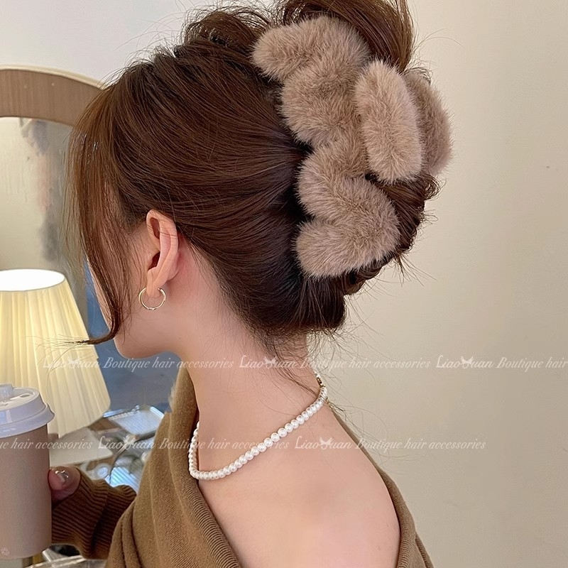 Čelenka do vlasov z umelej norkovej kožušiny, ručne vyrobená, značka Aisi, kórejský štýl (Materiál: umelej norkovej kožušiny; Spracovanie: ručné; Značka: Aisi; Štýl: kórejský; Sezóna: jar 2025)