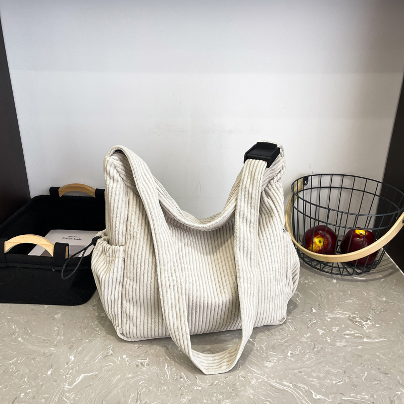 Vlnená taška cez rameno, tote štýl, horizontálny obdĺžnikový tvar, otvorenie na zips, vnútorný zipsový vrecko a vrecko na telefón, jeden remienok, na každodenné použitie