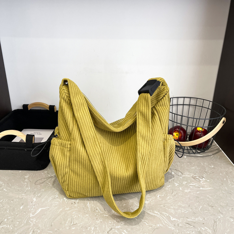 Vlnená taška cez rameno, tote štýl, horizontálny obdĺžnikový tvar, otvorenie na zips, vnútorný zipsový vrecko a vrecko na telefón, jeden remienok, na každodenné použitie