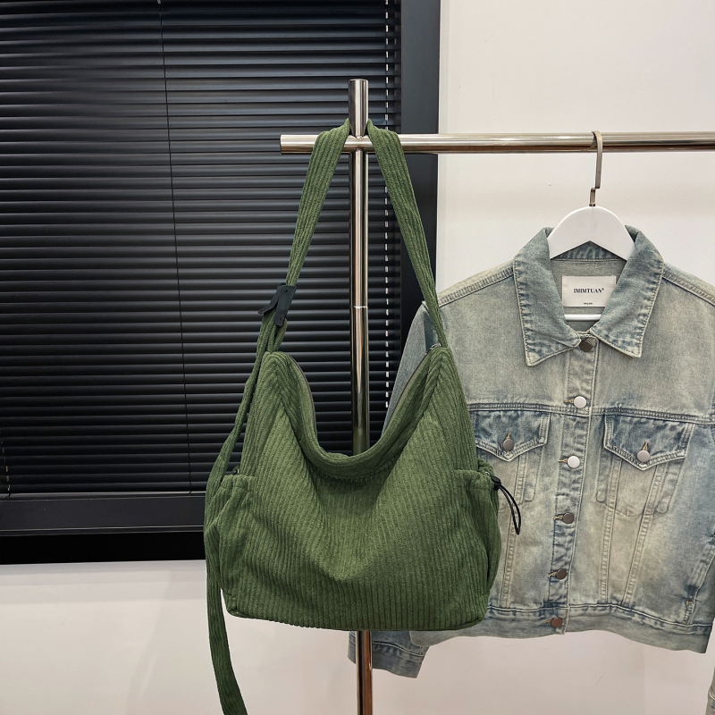 Vlnená taška cez rameno, tote štýl, horizontálny obdĺžnikový tvar, otvorenie na zips, vnútorný zipsový vrecko a vrecko na telefón, jeden remienok, na každodenné použitie