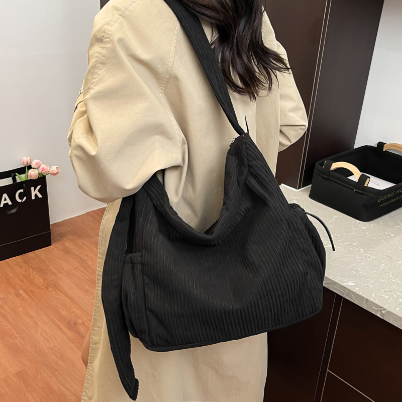 Vlnená taška cez rameno, tote štýl, horizontálny obdĺžnikový tvar, otvorenie na zips, vnútorný zipsový vrecko a vrecko na telefón, jeden remienok, na každodenné použitie