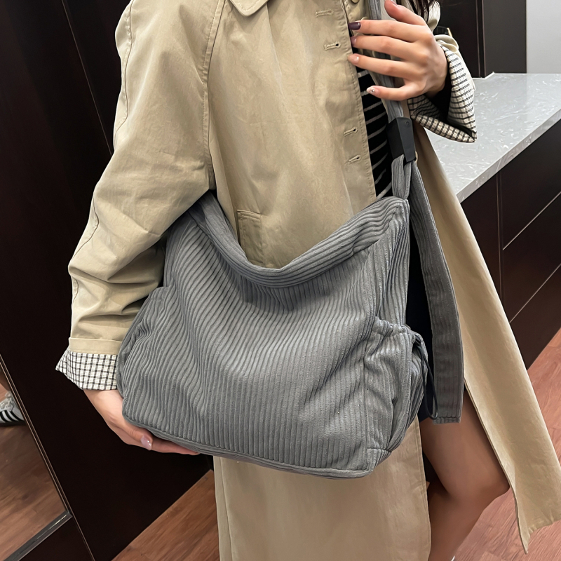 Vlnená taška cez rameno, tote štýl, horizontálny obdĺžnikový tvar, otvorenie na zips, vnútorný zipsový vrecko a vrecko na telefón, jeden remienok, na každodenné použitie