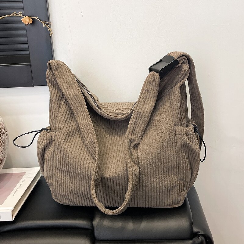 Vlnená taška cez rameno, tote štýl, horizontálny obdĺžnikový tvar, otvorenie na zips, vnútorný zipsový vrecko a vrecko na telefón, jeden remienok, na každodenné použitie
