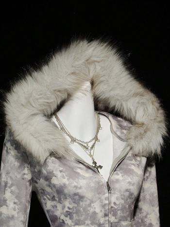 Ženska jakna s kamuflažnim printom i kapuljom – Slim fit, standardna duljina, poliester.