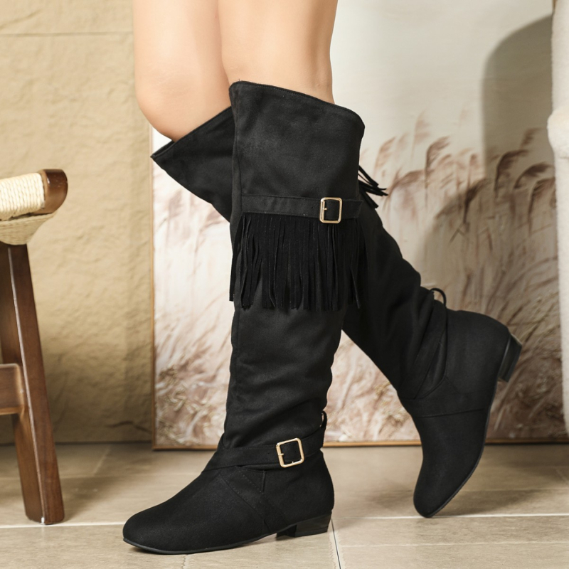 Módne čižmy z velúru s strapmi — stredná výška, špičatý nos, hrubý podpätok, strapky (Velúr horná časť; Špičatý nos; Hrubý podpätok; Stredná výška; Strapky)