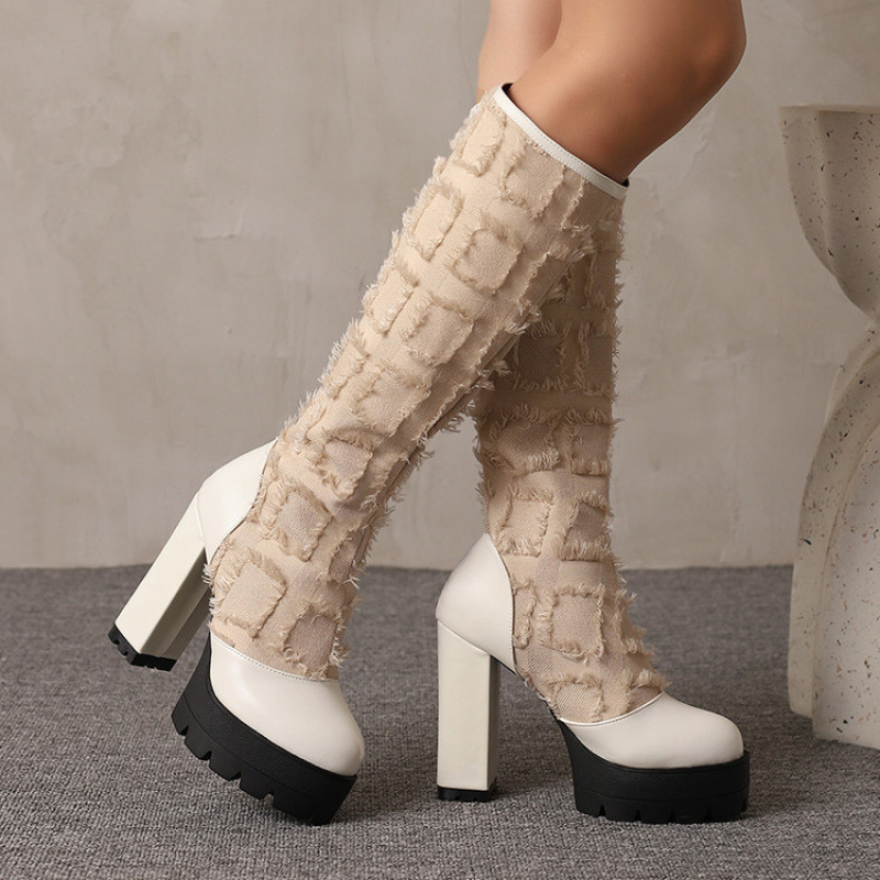 Stredne vysoké čižmy z elastickej látky, okrúhla špička, hrubý vysoký podpätok (>8 cm), zadný zips, gumená podrážka