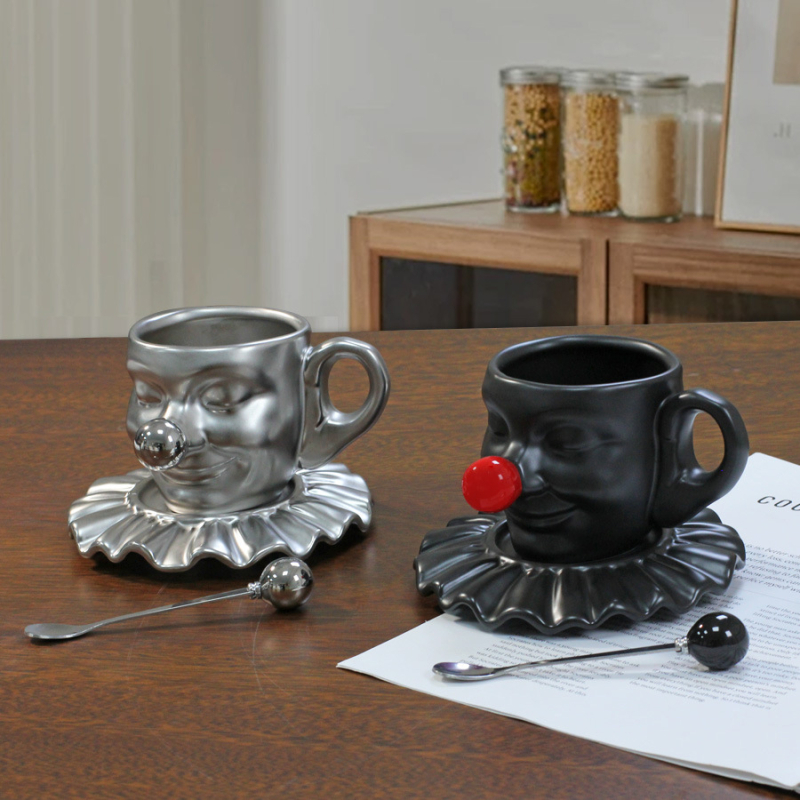 Keramická šálka na kávu s podšálkou, retro dizajn, jednoliaty vzor, možnosť potlače loga, vhodná do kancelárie, domova alebo kaviarne.