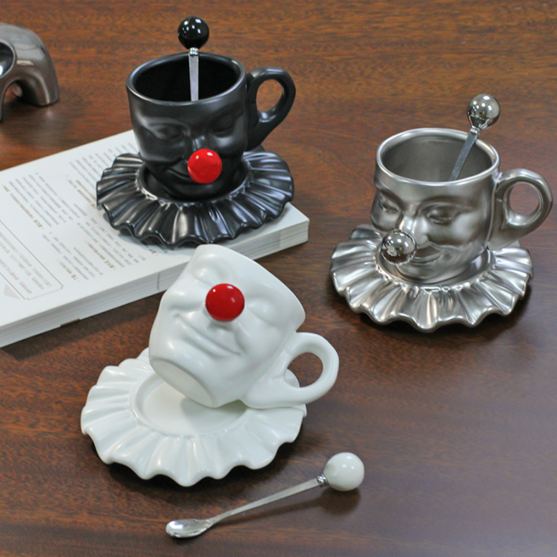 Ceașcă de cafea din ceramică cu farfurioară, design retro lux, culoare solidă, posibilitate de personalizare cu imprimare a logo-ului, potrivită pentru birou, casă sau cafenea.