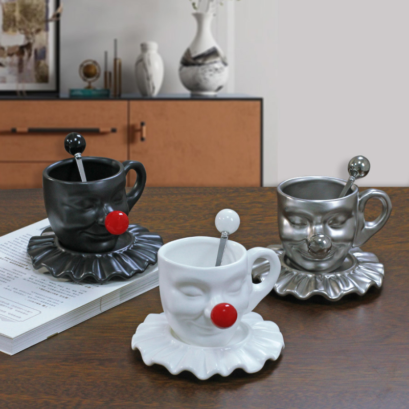 Ceașcă de cafea din ceramică cu farfurioară, design retro lux, culoare solidă, posibilitate de personalizare cu imprimare a logo-ului, potrivită pentru birou, casă sau cafenea.