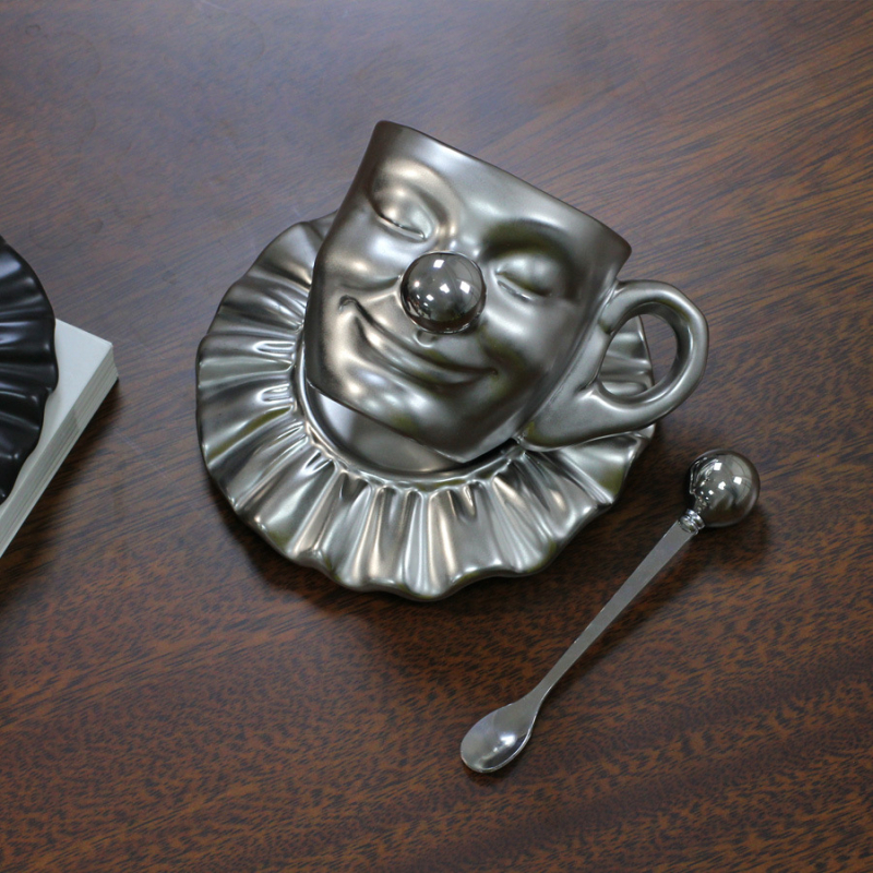 Ceașcă de cafea din ceramică cu farfurioară, design retro lux, culoare solidă, posibilitate de personalizare cu imprimare a logo-ului, potrivită pentru birou, casă sau cafenea.