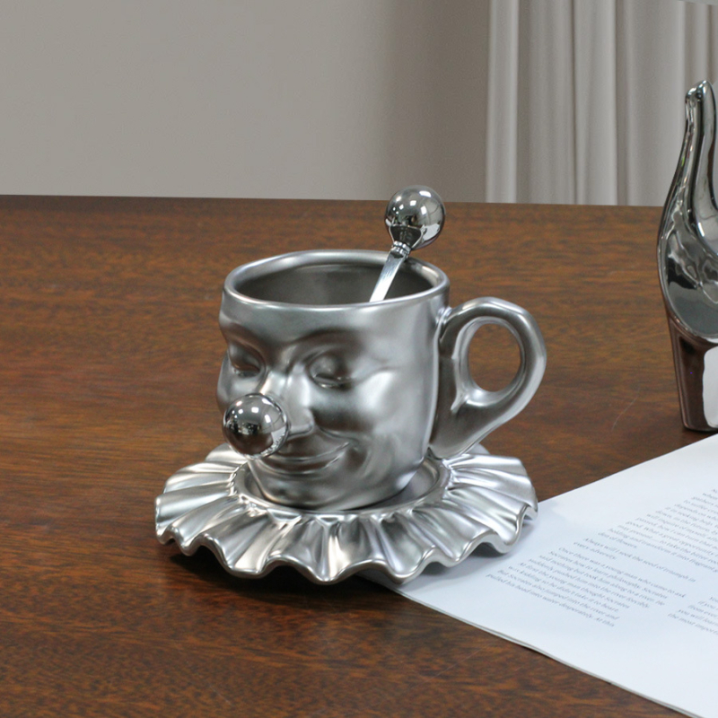 Keramická šálka na kávu s podšálkou, retro dizajn, jednoliaty vzor, možnosť potlače loga, vhodná do kancelárie, domova alebo kaviarne.