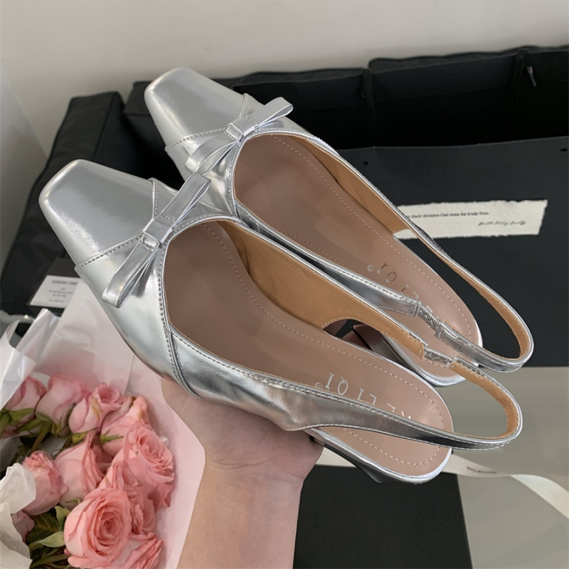 Sandále s jedným remienkom, štvorcový nos, horný materiál: super fiber, gumová podrážka, stredný podpätok 3–6 cm, mestský štýl, leto 2025