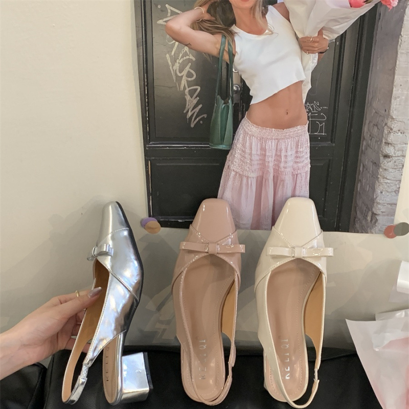 Sandále s jedným remienkom, štvorcový nos, horný materiál: super fiber, gumová podrážka, stredný podpätok 3–6 cm, mestský štýl, leto 2025